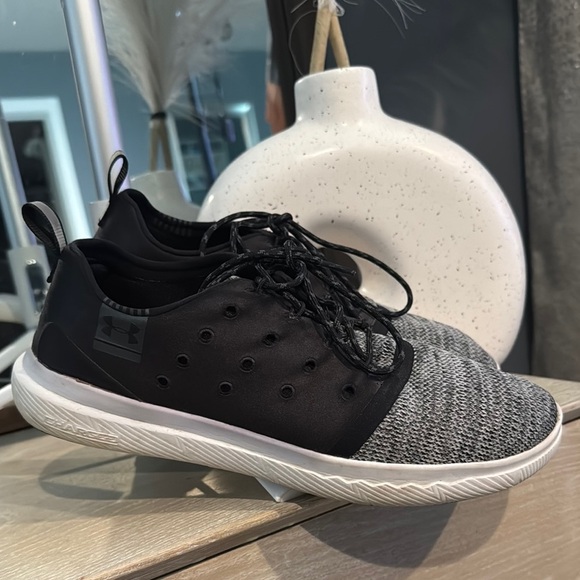 Under Armour Black and Gray Athletic Shoes‎ with Modern Knit Design - Picture 1 of 6